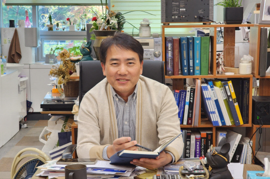 김영준 성균나노과학기술원 교수가 지난 10일 경기도 수원시 장안구에 위치한 제2종합연구동에서 인터뷰를 진행하고 있다. 박한나 기자 제공.     