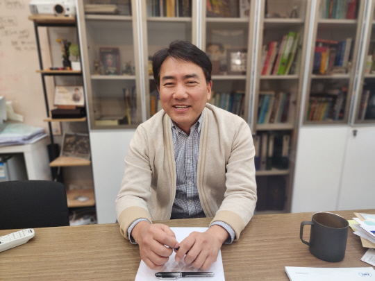 김영준 성균나노과학기술원 교수가 지난 10일 경기도 수원시 장안구 제2종합연구동에서 인터뷰를 진행하고 있다. 박한나 .    